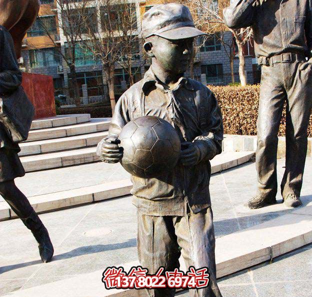 鑄銅雕塑，點綴小學廣場，傳遞小學生足球精神