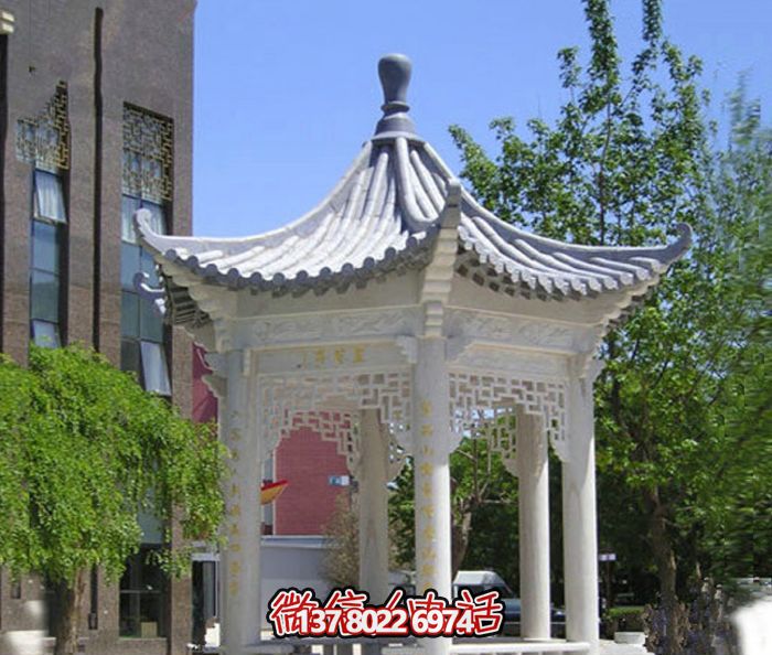 精美漢白玉鏤空涼亭，為校園休息區提供清涼休息空間