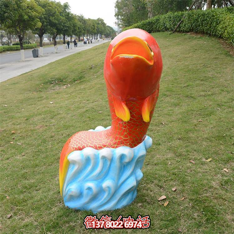 卡通玻璃鋼鯉魚雕塑，點綴游樂園園林