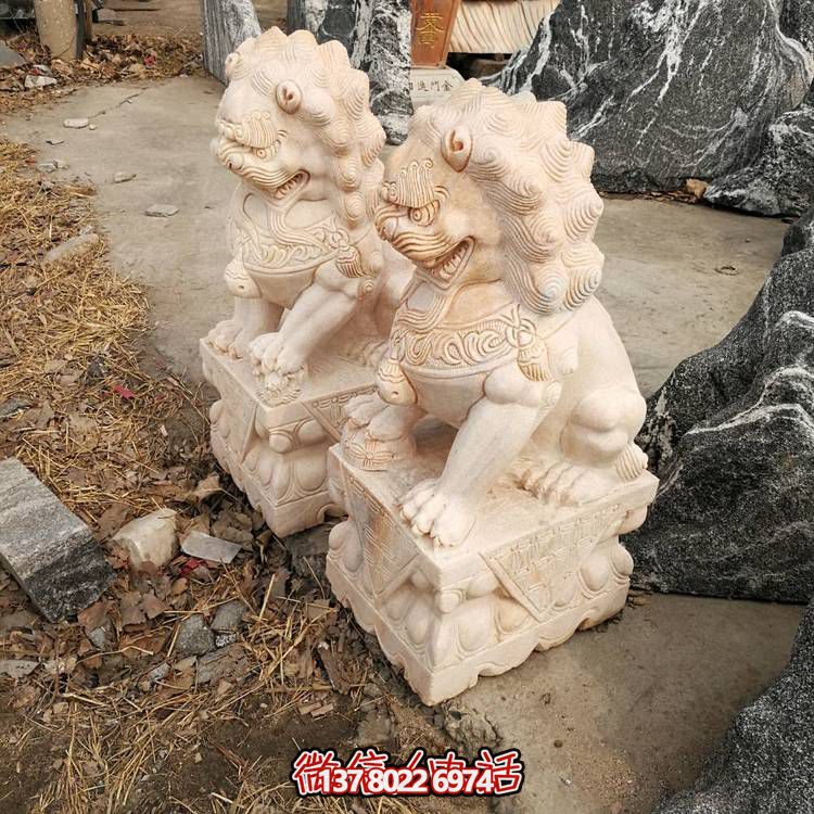 精美大理石雕刻石獅子，為酒店門口添彩晚霞紅