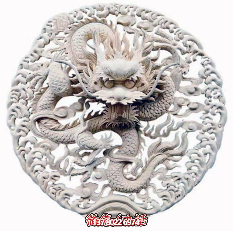 精美龍紋浮雕裝飾大門，點(diǎn)綴祠堂大門口