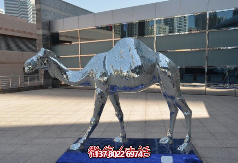 不銹鋼駱駝雕塑，為廣場添彩