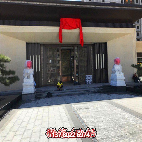 精美大型漢白玉石獅子雕刻門墩，為別墅門口增添雅致氣息