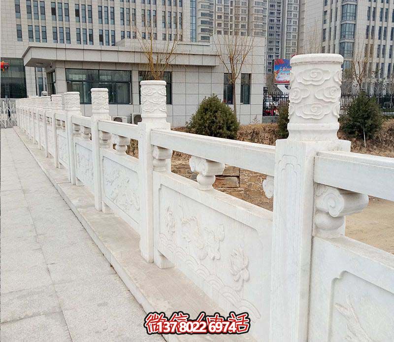 漢白玉鑲嵌欄桿扶手，點綴走廊裝飾，為城市花園添彩
