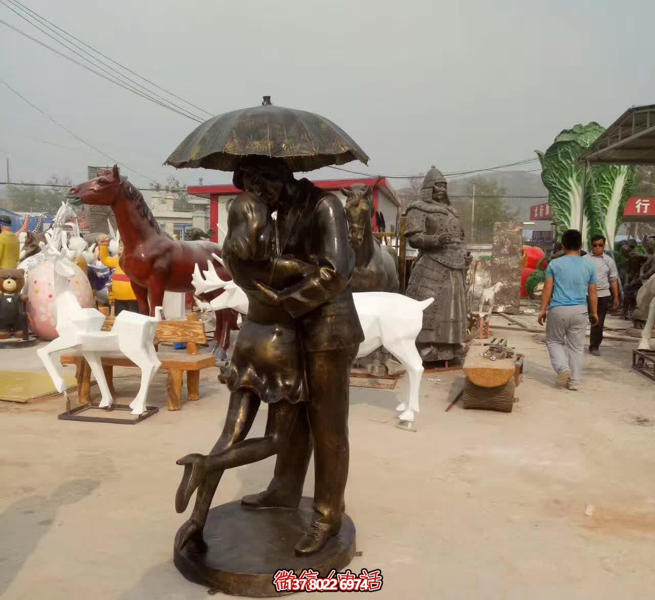 銅雕傘情侶接吻雕塑，在景區(qū)擁抱浪漫