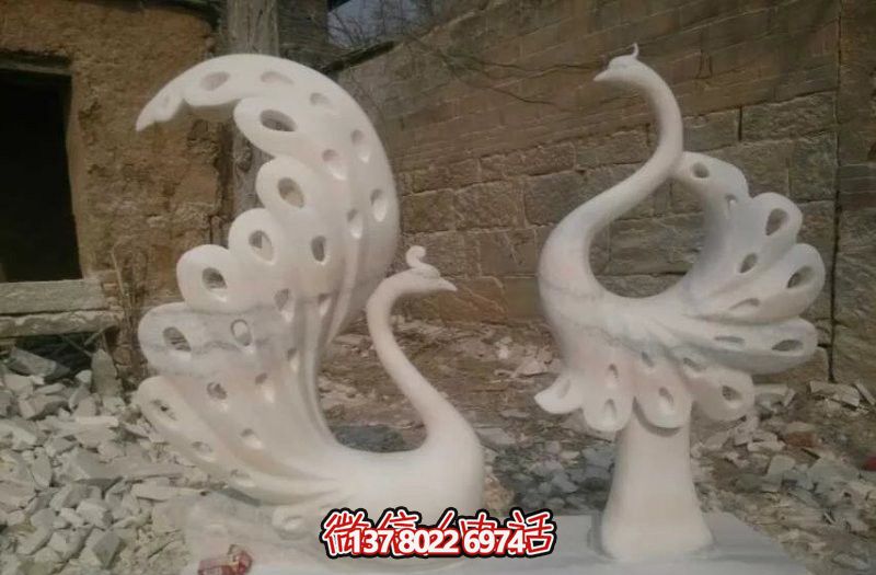 不銹鋼鏤空孔雀雕塑，點綴公園湖邊