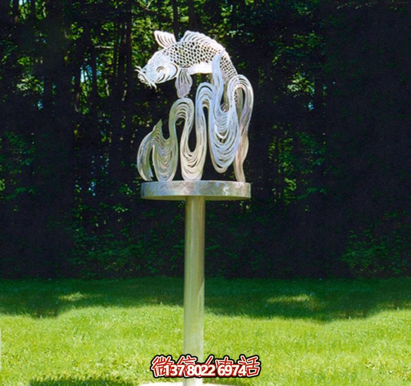 鏤空雕塑鯉魚，創意擺放公園裝飾