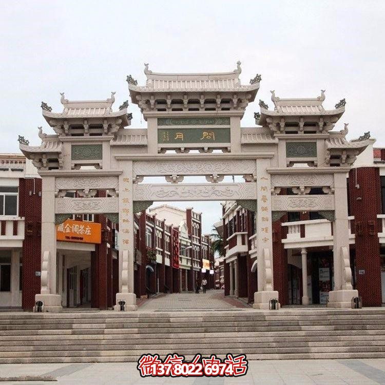 精美中式三門牌坊，裝飾大理街道