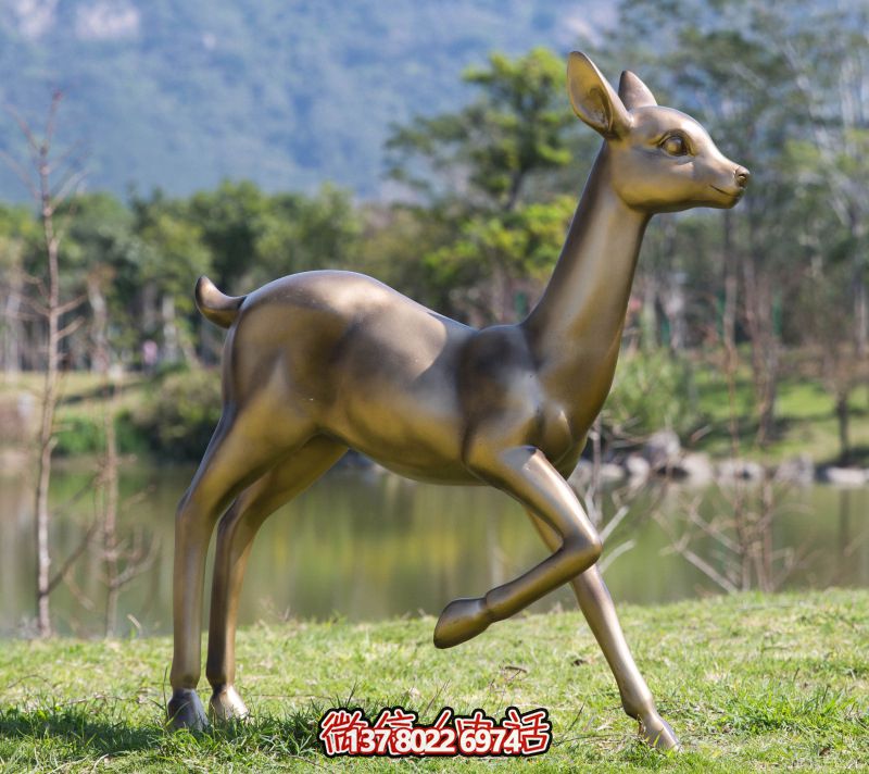 玻璃鋼雕刻仿梅花鹿雕塑，為池塘草坪添彩