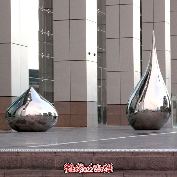大型不銹鋼水滴異形鏡面雕塑，為廣場增添亮麗風景