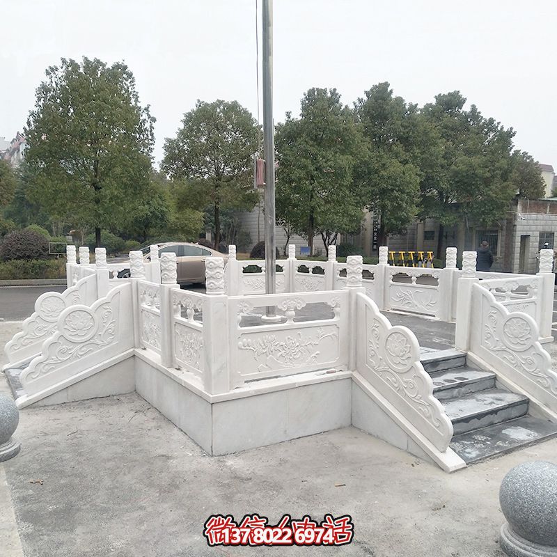 升旗臺石雕——精雕細琢，點綴校園風采