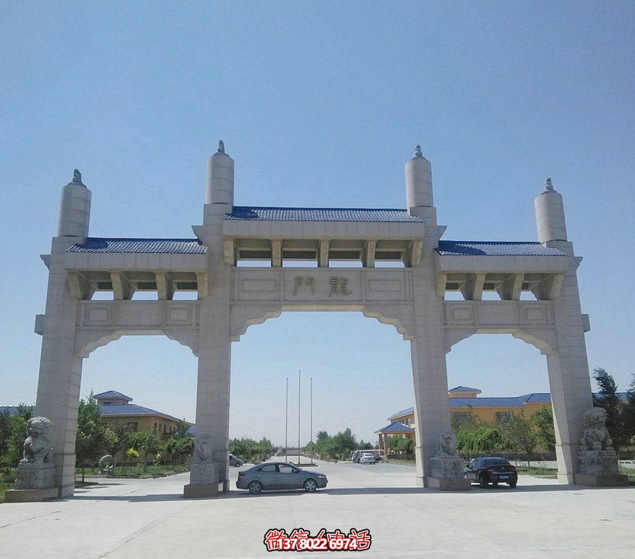 精致的大理石牌坊雕塑，為企業廠區增添精致的視覺氛圍