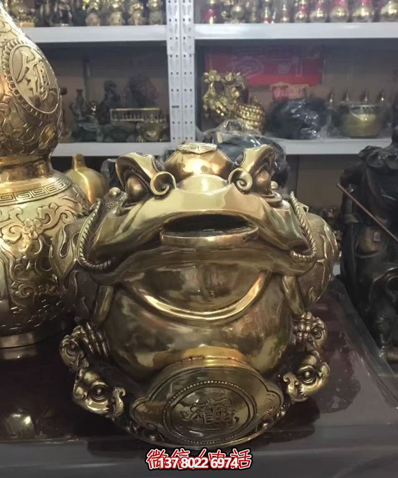 商場里擺放的銅色的玻璃鋼創(chuàng)意金蟾雕塑 商場里擺放的銅色的玻璃鋼創(chuàng)意金蟾雕塑