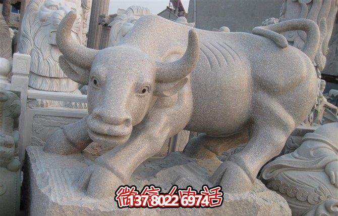 公園里擺放的歪著頭的砂石石雕創意華爾街牛 公園里擺放的歪著頭的砂石石雕創意華爾街牛